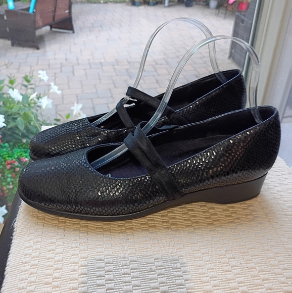 Munro Shoes - Munro Black Textured Flats.New Condition